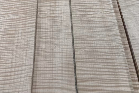Krullende maple fineerplaten die worden gebruikt bij de vervaardiging van meubels